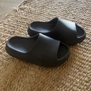 Yeezy Kids Black Slide Sandals (size 5 - big boys)